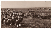 Militärparade auf dem Land mit Pferden, Soldaten und Geschützen in der Dämmerung