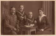 Eine Familie posiert für ein Gruppenfoto