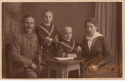 Eine Familie posiert für ein Gruppenfoto