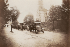 Historischer Marsch von Soldaten entlang einer Straße in der Nähe einer Kirche