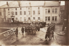 Soldaten in historischen Uniformen marschieren durch eine Stadt in Deutschland