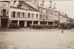 Soldatenparade durch eine historische Stadtstraße in Europa um 1910