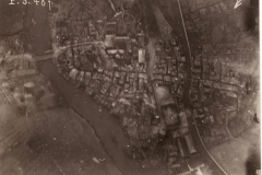 Historische Luftaufnahme einer Stadt an einem Fluss im frühen 20. Jahrhundert