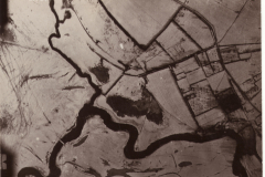 Historische Luftaufnahme von Fluss und Feldern in Deutschland