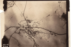 Historisches Luftbild einer ländlichen Stadt mit Straßen und Feldern