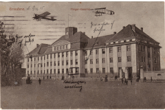 Historisches Gebäude in Graudenz mit Flugzeug und Menschen im Jahr 1915