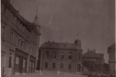 Historisches Gebäude in einer ruhigen Stadtstraße während der Dämmerung