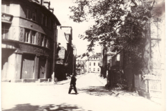 Eine historische Straße mit einem Fußgänger in einer ruhigen Stadt