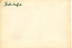 Leeres Blatt mit handschriftlicher Notiz „Bahnkarte“ in einem neutralen Raum