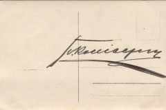 Eine künstlerische Signatur mit Schwung auf einem Briefkarton
