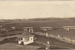 Historisches Luftbild eines Flugplatzes mit Flugzeugen und Pavillon