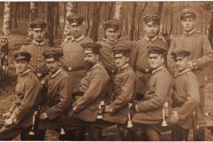 Soldaten der historischen Militäreinheit im Wald während des Ersten Weltkriegs