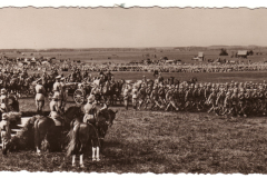 Militärparade auf dem Land mit Pferden, Soldaten und Geschützen in der Dämmerung