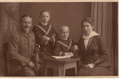 Eine Familie posiert für ein Gruppenfoto