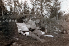 Soldat liest Zeitung im Wald während des Ersten Weltkriegs in Europa