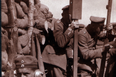 Soldaten im Ersten Weltkrieg kommunizieren im Schützengraben
