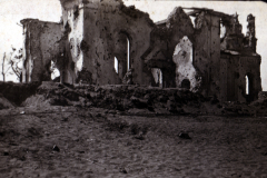 Zerstörte Kirche in einem verwüsteten Gebiet nach einem Krieg