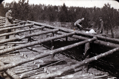 Bauarbeiten an einem Dach aus Holzständern im Wald bei Tageslicht