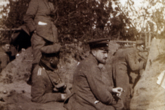 Soldaten in einem Graben während des Ersten Weltkriegs, Waldgebiet 1916