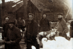 Arbeiter beim Holzernte im Winter an einem Bauernhof in Deutschland