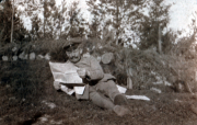Soldat liest Zeitung im Wald während des Ersten Weltkriegs in Europa