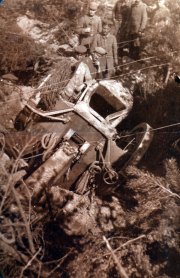 Einblick in eine historische Militäroperation im Wald während des Krieges