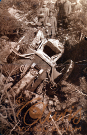 Einblick in eine historische Militäroperation im Wald während des Krieges