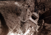Ein historischer Waldarbeiter bei der Holzernte in den 1930er Jahren