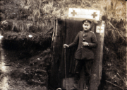 Ein Soldat steht vor einem Rotkreuz-Medizintent im Ersten Weltkrieg