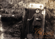 Ein Soldat steht vor einem Rotkreuz-Medizintent im Ersten Weltkrieg
