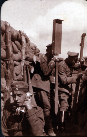 Soldaten im Ersten Weltkrieg kommunizieren im Schützengraben