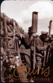 Soldaten im Ersten Weltkrieg kommunizieren im Schützengraben
