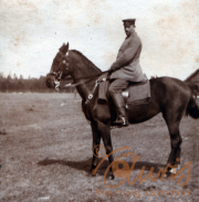 Ein Soldat auf einem Pferd in der Natur während des Ersten Weltkriegs