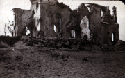 Zerstörte Kirche in einem verwüsteten Gebiet nach einem Krieg