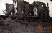 Zerstörte Kirche in einem verwüsteten Gebiet nach einem Krieg
