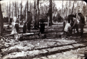 Arbeiter im Wald beim Holzverarbeiten unter Bäumen in den frühen 20er Jahren