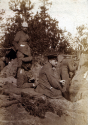 Soldaten in einem Graben während des Ersten Weltkriegs, Waldgebiet 1916