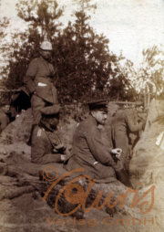Soldaten in einem Graben während des Ersten Weltkriegs, Waldgebiet 1916