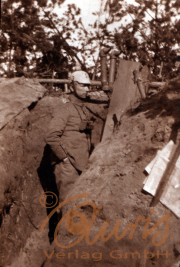 Ein Soldat steht in einem Schützengraben während des Ersten Weltkriegs