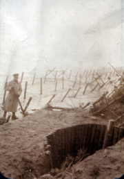 Soldat in einem Schützengraben während des Ersten Weltkriegs in Europa