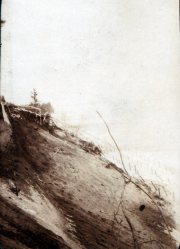 Steiles Flussufer mit wenig Bewuchs in historischer Landschaft