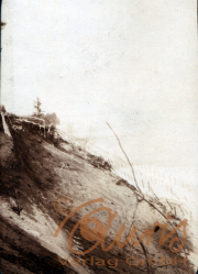 Steiles Flussufer mit wenig Bewuchs in historischer Landschaft