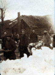Arbeiter beim Holzernte im Winter an einem Bauernhof in Deutschland