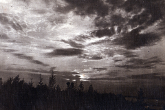 Gewölkter Himmel über einem Wald bei Sonnenuntergang im Herbst