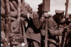 Soldaten im Ersten Weltkrieg kommunizieren im Schützengraben