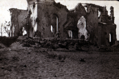 Zerstörte Kirche in einem verwüsteten Gebiet nach einem Krieg