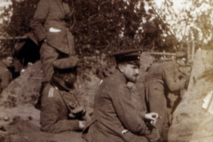 Soldaten in einem Graben während des Ersten Weltkriegs, Waldgebiet 1916