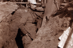 Ein Soldat steht in einem Schützengraben während des Ersten Weltkriegs