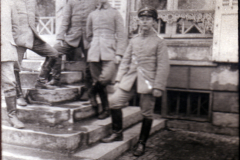 Soldaten in historischer Uniform vor einem Gebäude in der Altstadt