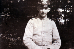 Ein junger Soldat in historischer Uniform steht vor einem Baum im Park